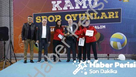 Kamu Spor Oyunları’nda şampiyonlar kupalarını kaldırdı