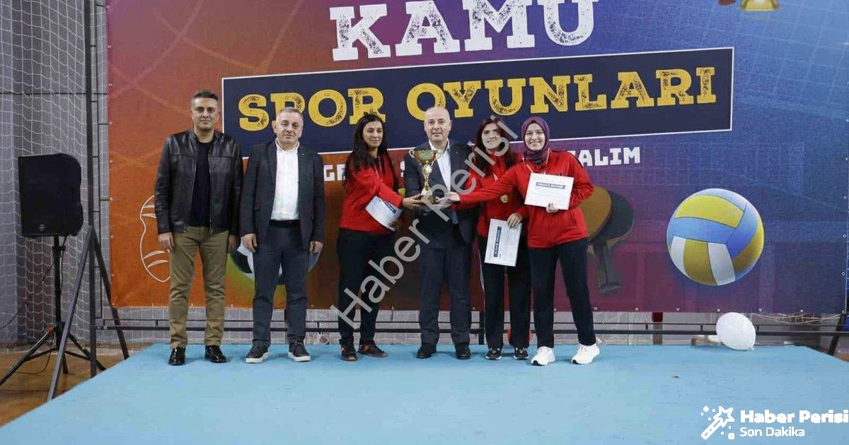 "Kamu Spor Oyunları’nda şampiyonlar kupalarını kaldırdı" başlıklı haber için fotorealistik, profesyo