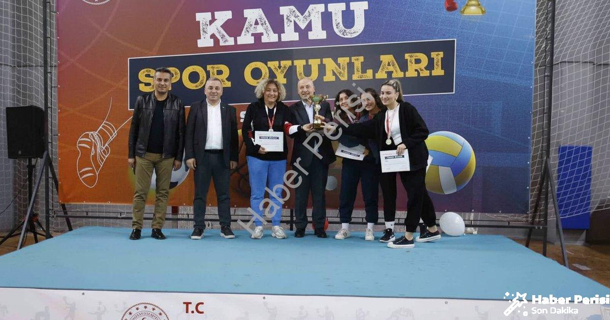 KAMU ÇALIŞANLARINI BULUŞTURAN KAMU SPOR OYUNLARI, VALİ RECEP YAZICIOĞLU SPOR SALONU’NDAKİ FİNAL MAÇLARIYLA TAMAMLANDI. TOPLAM 449 KAMU ÇALIŞANININ KATILDIĞI ORGANİZASYONDA DÖRT AYRI BRANŞTA ŞAMPİYON OLAN TAKIMLAR KUPALARINI DENİZLİ VALİSİ ÖMER FARUK COŞKUN’UN ELİNDEN ALDI.