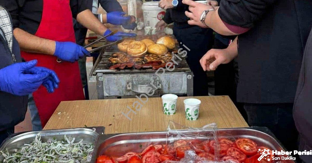 "Şuhut Anadolu Lisesi’nden Gazze’ye destek için hayır çarşısı" başlıklı haber için fotorealistik, pr