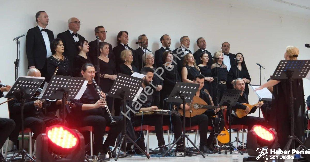 "Sarıgöl'de Nostalji Rüzgarı: Atatürk'ün Şarkılarıyla Unutulmaz Gece" başlıklı haber için fotorealis