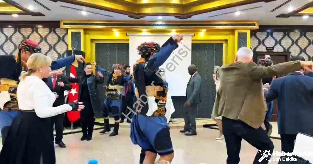 "İzmir'de Sağlık Turizmi Zirvesi: Büyükelçiler Sahnede Zeybek Oynadı" başlıklı haber için fotorealis