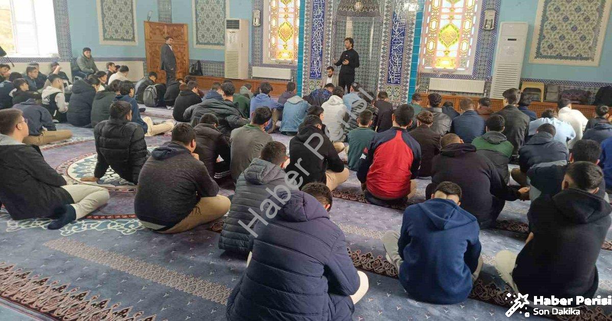 "Salihli'de Gençlere Adab-ı Muaşeret Dersi: Müftülükten Anlamlı Konferans" başlıklı haber için fotor