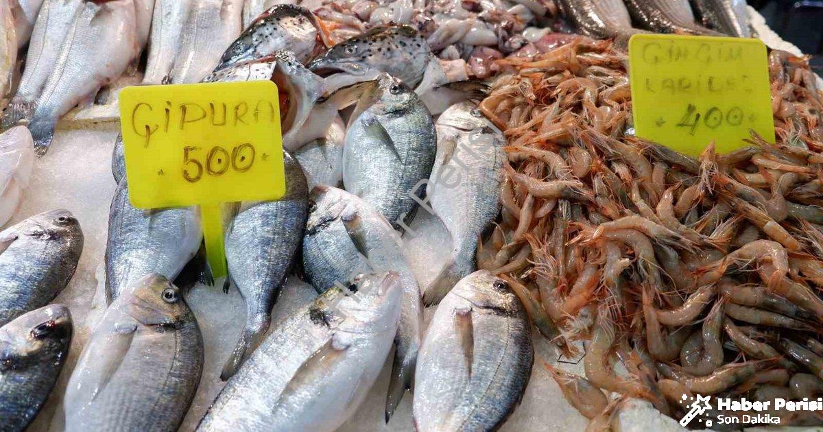 "Foça Balık Hali’nde Kış Bereketi: Sardalya ve Uskumru Revaçta" başlıklı haber için fotorealistik, p