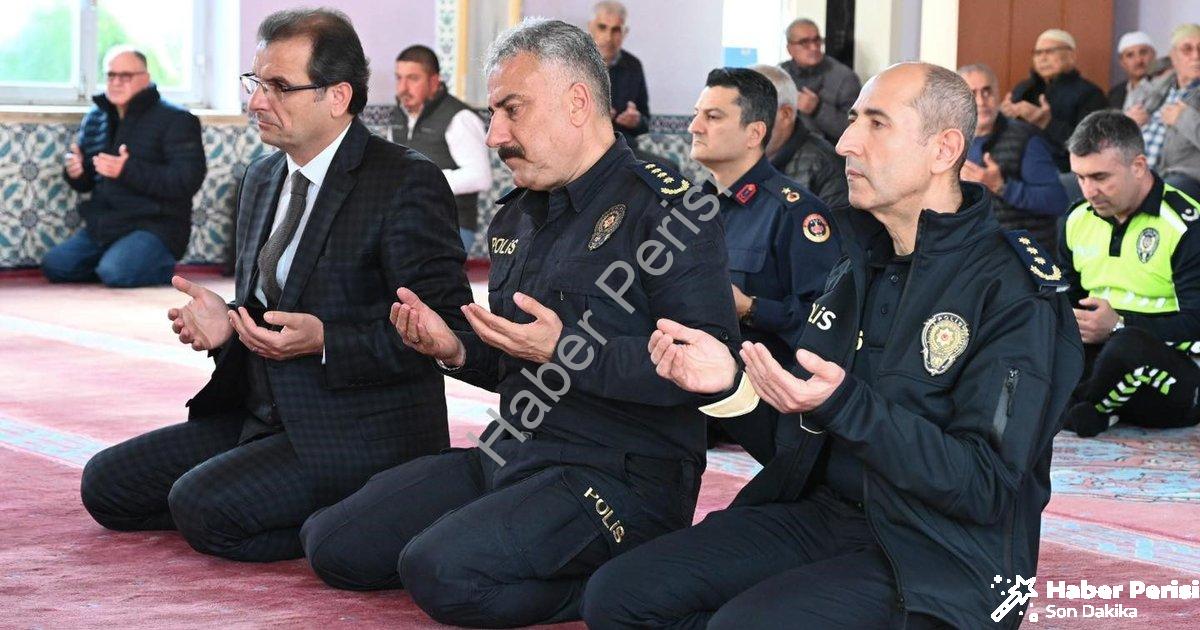 "Manisa Şehidi Polis Ali Barut İçin Salihli'de Mevlid ve Lokma Hayrı" başlıklı haber için fotorealis