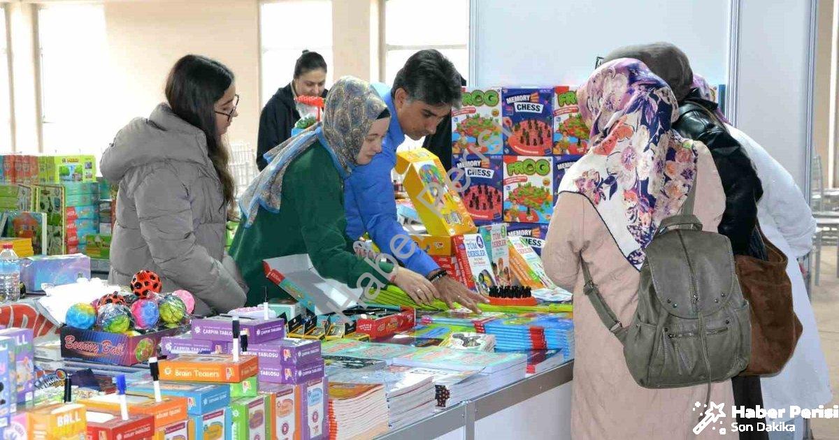 "Manisa'da Edebiyat Rüzgarı: 8. Kitap Fuarı Törenle Kapılarını Açtı" başlıklı haber için fotorealist