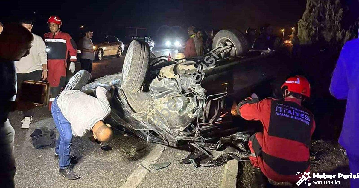 "Muğla'da Korkutan Kaza: Takla Atan Araçta Can Pazarı" başlıklı haber için fotorealistik, profesyone