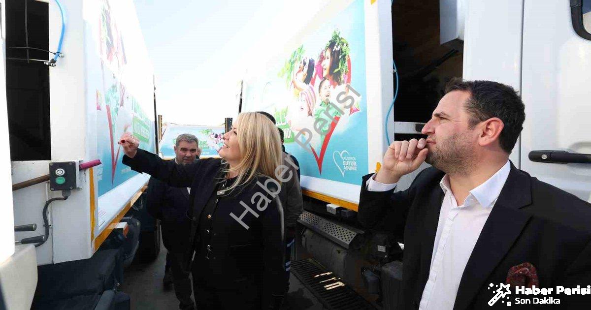 "Merkezefendi'de Temizlik Devrimi: Çöp Kamyonları Artık Çiçek Kokuyor" başlıklı haber için fotoreali