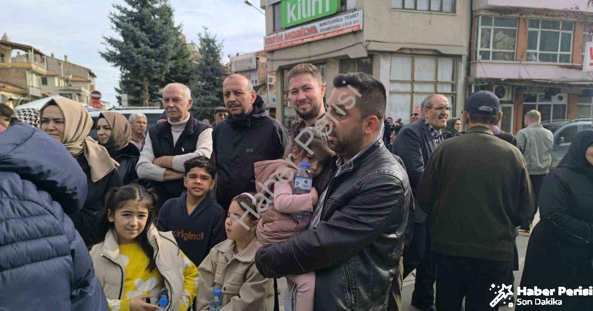 "Şuhut'ta Umre Heyecanı: Kutsal Topraklara Dualarla Uğurlandılar" başlıklı haber için fotorealistik,