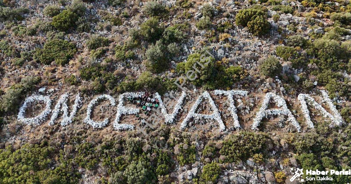 "Datça'nın Simgesi 'Önce Vatan' Yazısı Gençlerin Elinde Hayat Buldu" başlıklı haber için fotorealist