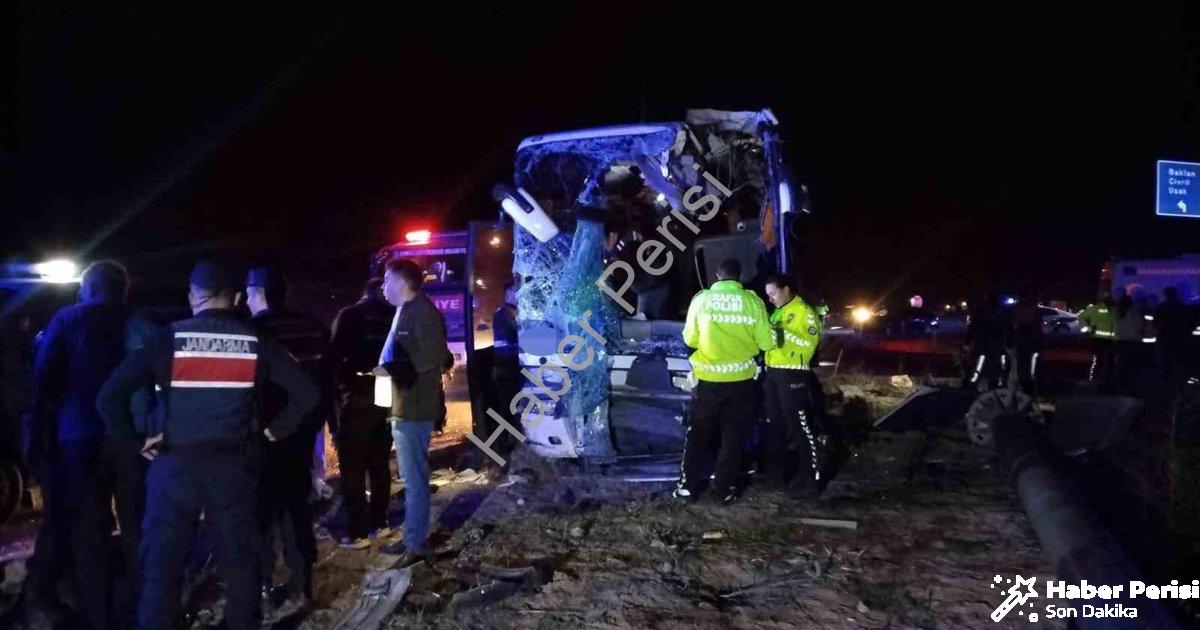 "Denizli'de Feci Kaza: Otobüsle Minibüs Çarpıştı, Can Pazarı Yaşandı" başlıklı haber için fotorealis
