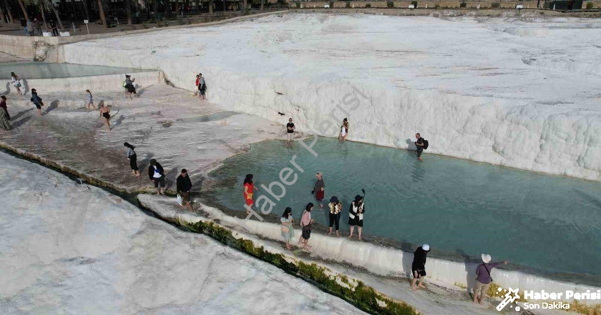 "Pamukkale Asyalı Turistlerin Gözdesi Oldu: Beyaz Cennet Büyülüyor" başlıklı haber için fotorealisti