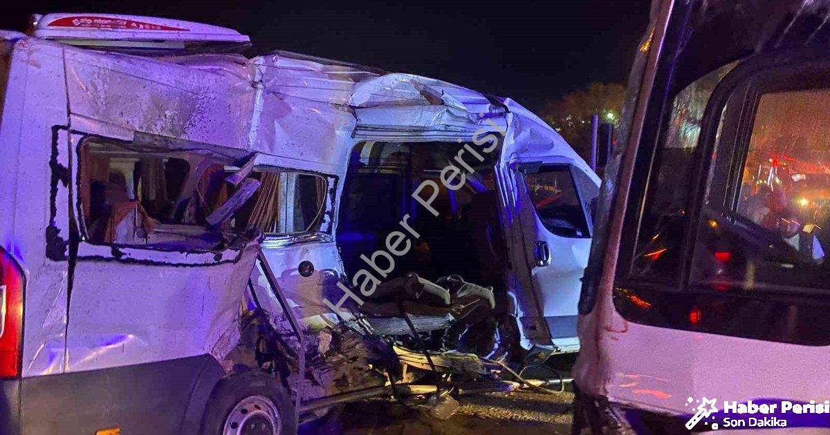 "İzmir Kemalpaşa'da Korkutan Kaza: İki İşçi Servisi Çarpıştı" başlıklı haber için fotorealistik, pro