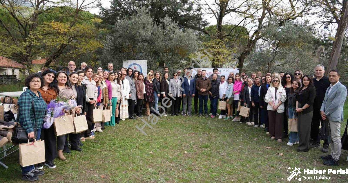 "Muğla'da Öğretmenler Doğada Buluştu: Zeytin Kırdılar, Ok Attılar" başlıklı haber için fotorealistik