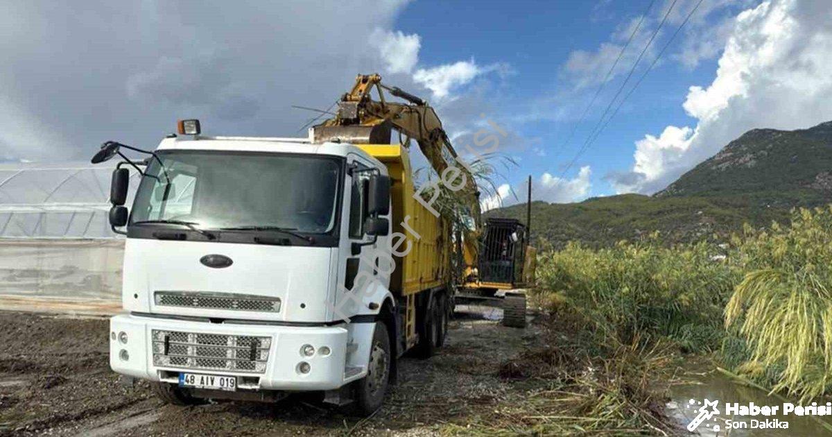 "Muğla'da Kış Öncesi Dev Operasyon: 77 Km Dere Yatağı Temizlendi" başlıklı haber için fotorealistik,