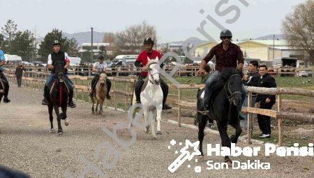 Tavşanlı’da Rahvan Atları Tozu Dumana Kattı: Şampiyon Belli Oldu