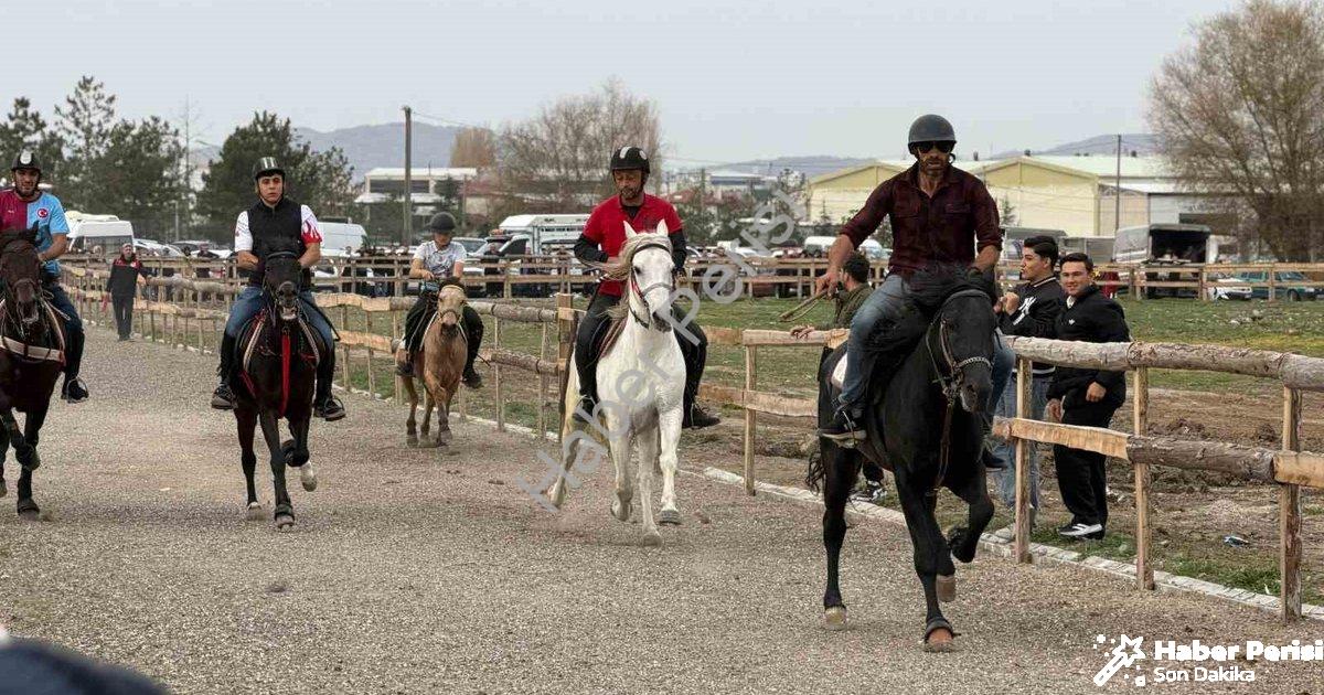 "Tavşanlı'da Rahvan Atları Tozu Dumana Kattı: Şampiyon Belli Oldu" başlıklı haber için fotorealistik