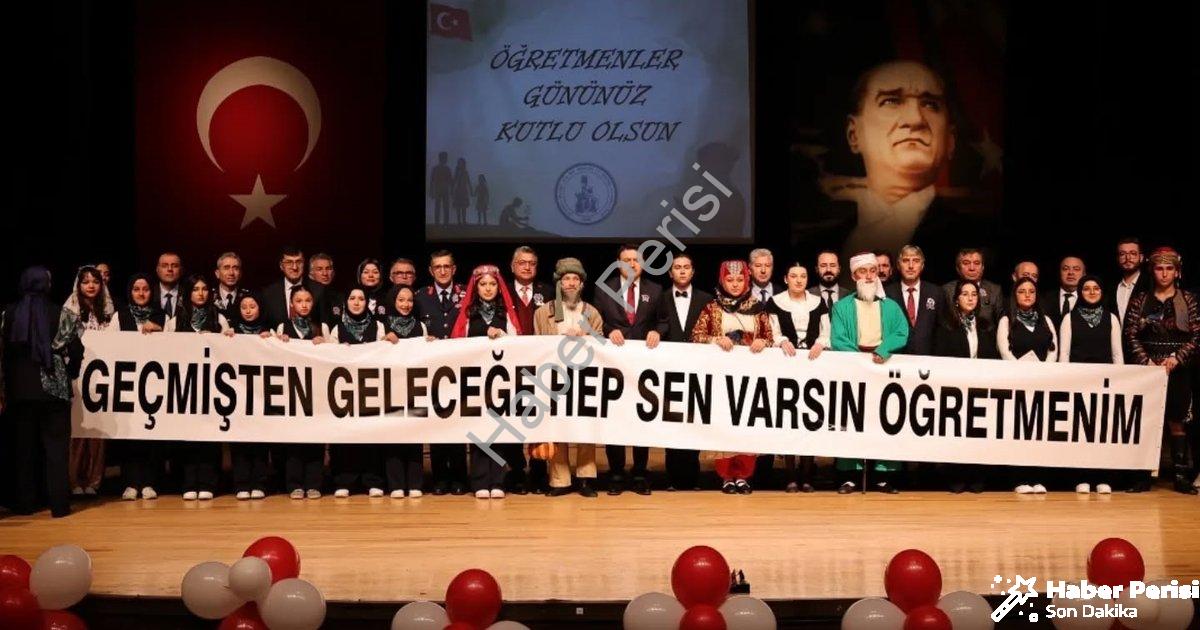 "Kütahya'da Öğretmenler Günü Neşeyle Kutlandı" başlıklı haber için fotorealistik, profesyonel bir ha