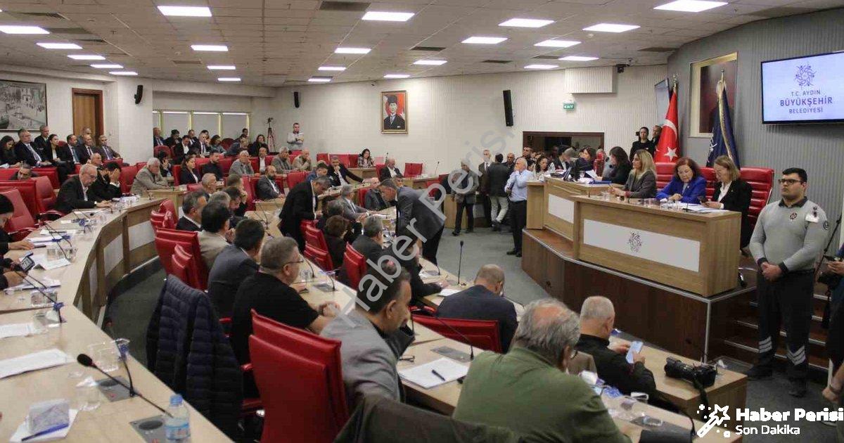 "Aydın'da Su İndirimi İçin Ek Süre Talep Edildi" başlıklı haber için fotorealistik, profesyonel bir