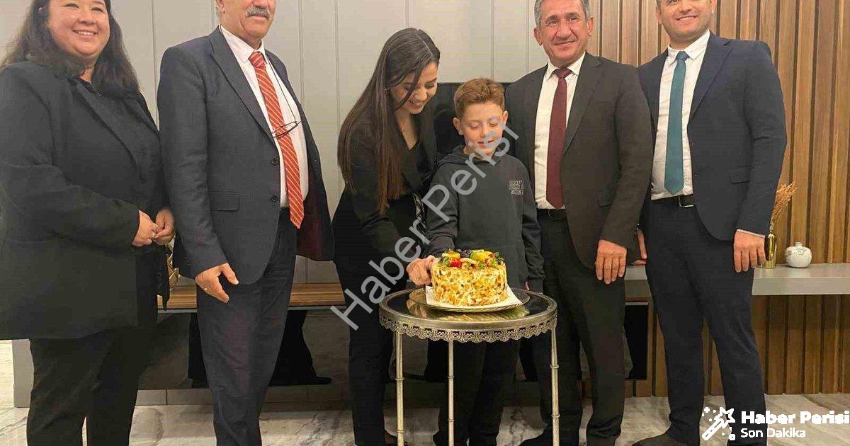 "Menteşe'de Öğretmenlere Hem Doğum Günü Hem Kutlama Sürprizi" başlıklı haber için fotorealistik, pro