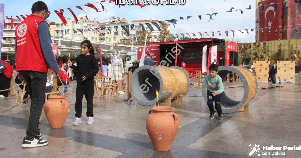 "Geleneksel Oyunlar Tırı Aydın’da Büyük İlgi Gördü" başlıklı haber için fotorealistik, profesyonel b