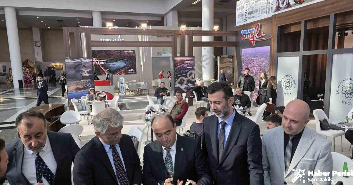"Muğla, Travelexpo Turizm Fuarı’nda 13 ilçesiyle sahne aldı" başlıklı haber için fotorealistik, prof