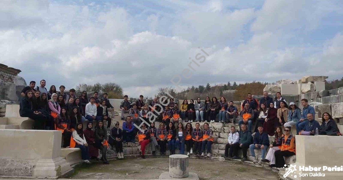 "AFAD gönüllüleri Stratonikeia’da tarihle buluştu" başlıklı haber için fotorealistik, profesyonel bi