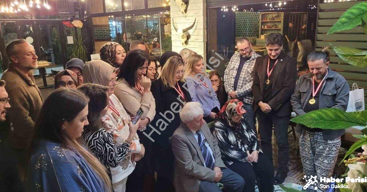 "Eski öğrencilerden emekli öğretmene duygusal Öğretmenler Günü" başlıklı haber için fotorealistik, p