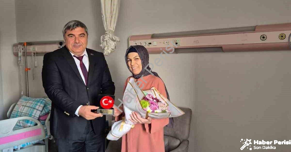 "Hastanede Öğretmenler Günü’nü Kutlayan Emine Öğretmene Moral Ziyareti" başlıklı haber için fotoreal