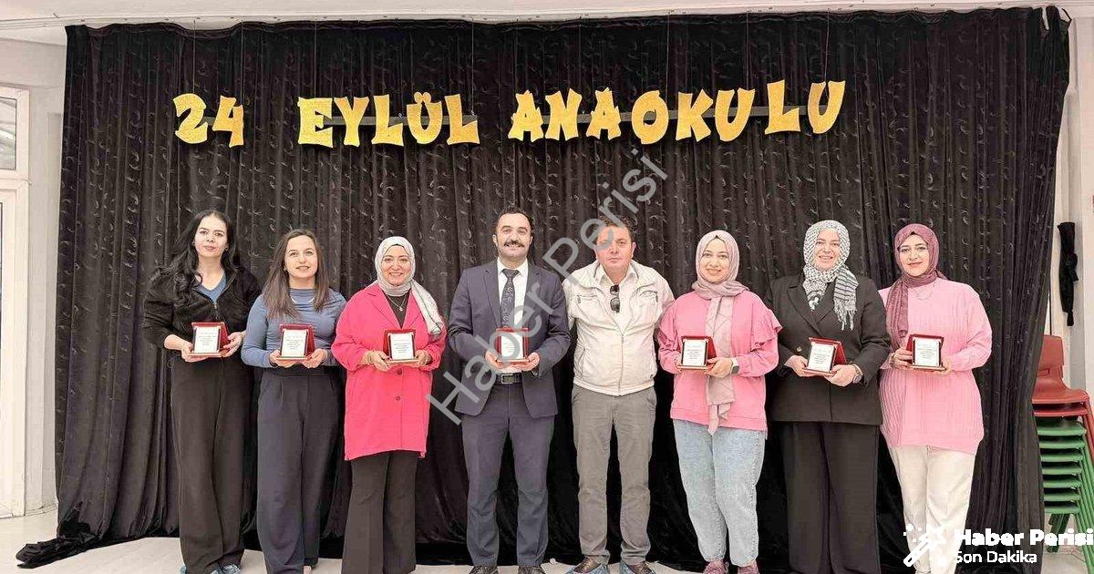 "Muhtardan Öğretmenlere Anlamlı 24 Kasım Plaketi" başlıklı haber için fotorealistik, profesyonel bir