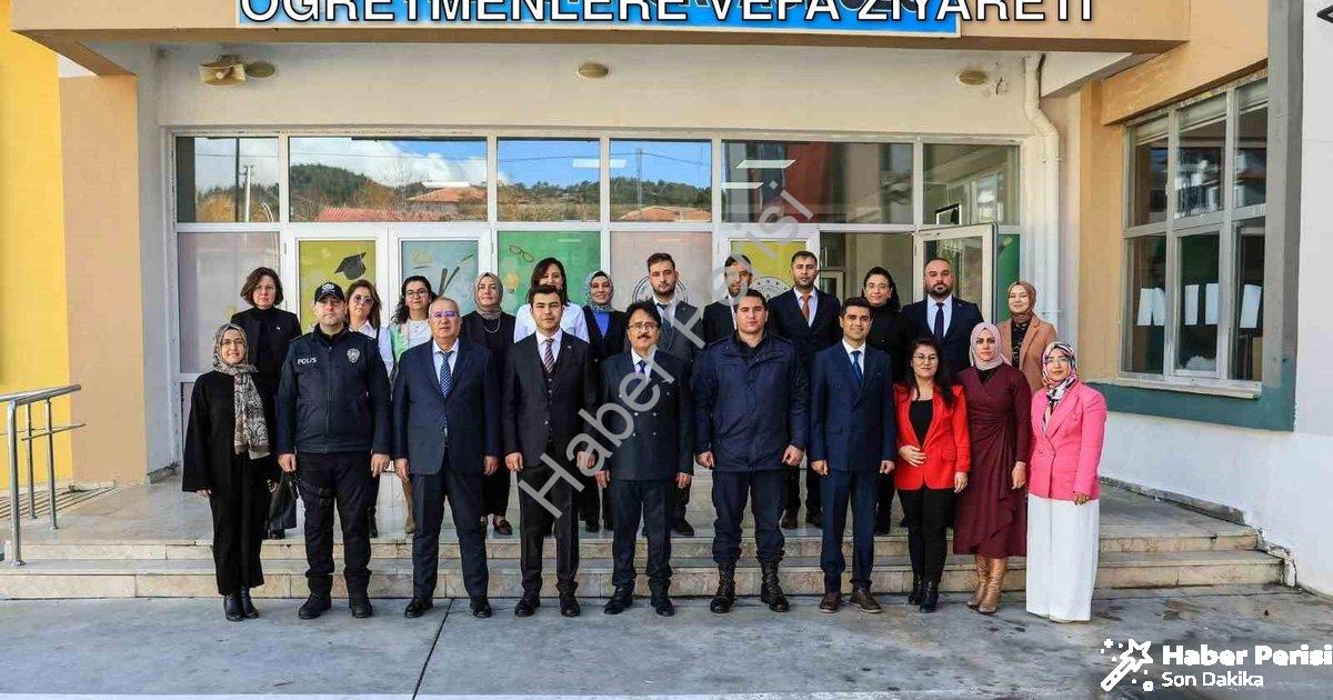 "Çameli'de Protokol Üyelerinden Öğretmenlere Vefa Ziyareti" başlıklı haber için fotorealistik, profe