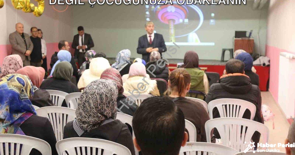 "Müdür Yılmaz'dan Kritik Uyarı: Telefona Değil Çocuğunuza Odaklanın" başlıklı haber için fotorealist