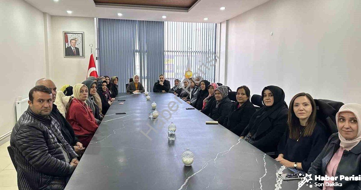 "AK Parti Uşak'tan 25 Kasım Mesajı: Kadınlar Her Alanda Güçlenecek" başlıklı haber için fotorealisti