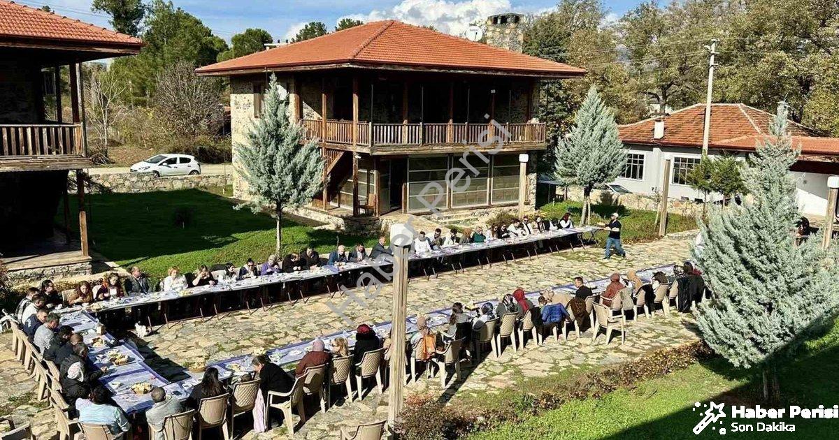 "Beyağaç Belediye Başkanı Sezayi Pütün Öğretmenleri Yemekte Ağırladı" başlıklı haber için fotorealis