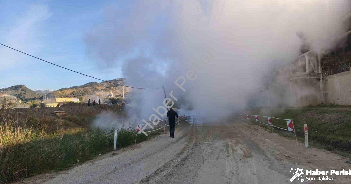 "Aydın Germencik'te Jeotermal Hattı Patladı: Karayolu Ulaşıma Kapandı" başlıklı haber için fotoreali