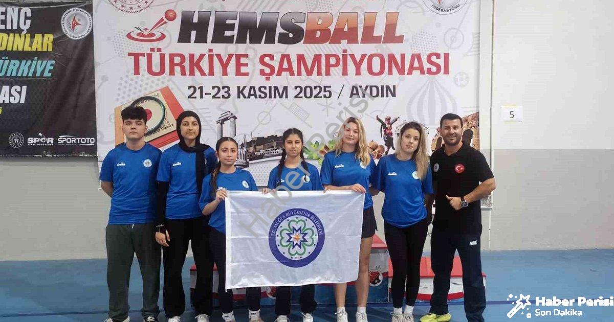 "Muğla Büyükşehir'in Hemsball Zaferi: Türkiye Şampiyonu Oldular" başlıklı haber için fotorealistik,