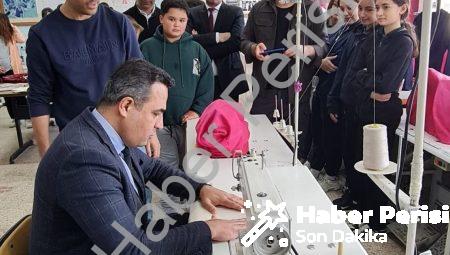 Sarıgöl Kaymakamı Halil Dalak Öğrencilerle Atölyeye Girdi: Dikiş Dikti, Çapa Yaptı