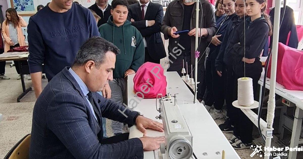 "Sarıgöl Kaymakamı Halil Dalak Öğrencilerle Atölyeye Girdi: Dikiş Dikti, Çapa Yaptı" başlıklı haber