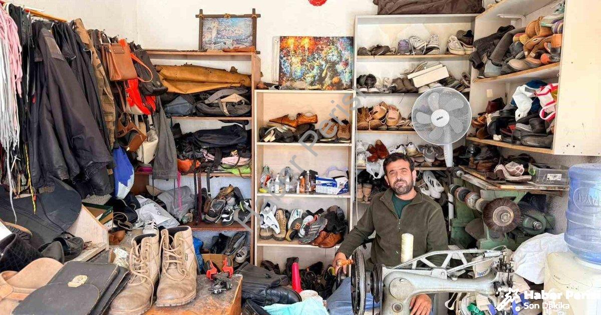 "Datça’nın Tek Ayakkabı Ustası Rıdvan Arslan: Zanaatın Son Kalesi" başlıklı haber için fotorealistik