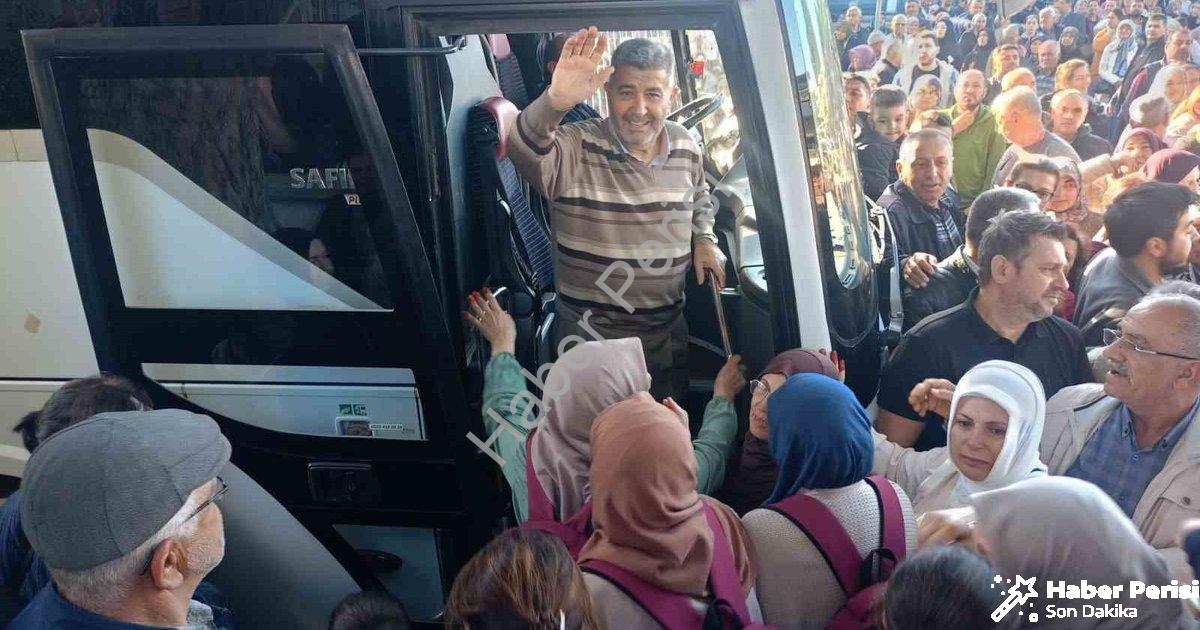 "Aydın Çine’de Umre Heyecanı: 90 Kişilik Kafile Dualarla Yola Çıktı" başlıklı haber için fotorealist