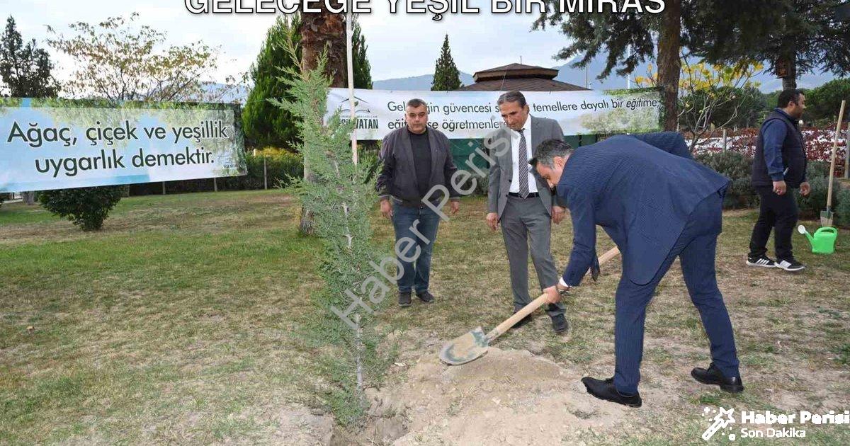 "Denizli'de Yeşeren Eller Hareketi: Geleceğe Yeşil Bir Miras" başlıklı haber için fotorealistik, pro