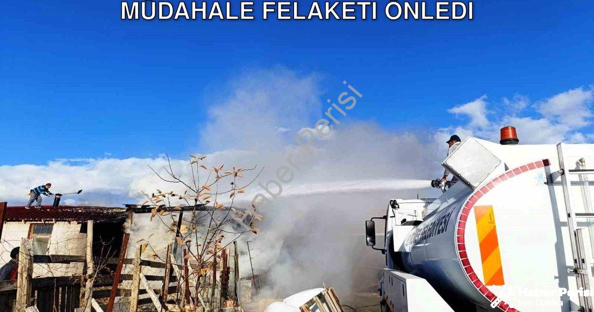 "Kütahya Seyitömer'de Ahır Yangını: Hızlı Müdahale Felaketi Önledi" başlıklı haber için fotorealisti